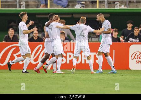 St. Petersburg, FL: Der loyale FC-Mittelfeldspieler Jack Blake (7) aus San Diego erzielt das Gleichstellungstor und wird von seinen Teamkollegen während eines USL-Fußballs gratuliert Stockfoto