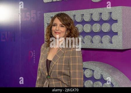 NEW YORK, NEW YORK - 01. MAI: Tina Fey nimmt an der Premiere der „Girls5eva“-Saison 2 im Roxy Hotel am 01. Mai 2022 in New York City Teil. Kredit: Ron Adar/Alamy Live Nachrichten Stockfoto