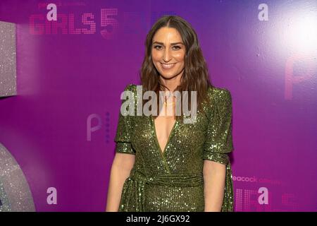 NEW YORK, NEW YORK - 01. MAI: Sara Bareilles nimmt an der Premiere der „Girls5eva“-Saison 2 im Roxy Hotel am 01. Mai 2022 in New York City Teil. Kredit: Ron Adar/Alamy Live Nachrichten Stockfoto