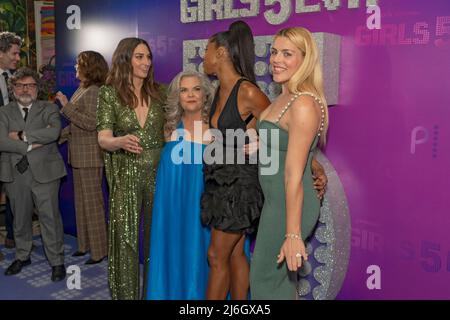 NEW YORK, NEW YORK - 01. MAI: Sara Bareilles, Paula Pell, Renee Elise Goldsberry und Busy Philipps nehmen am 01. Mai Girls5eva 2022 an der Premiere der Peacock-Saison 2 im Roxy Hotel in New York City Teil. Kredit: Ron Adar/Alamy Live Nachrichten Stockfoto