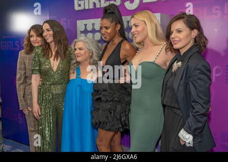 NEW YORK, NEW YORK - 01. MAI: Tina Fey, Sara Bareilles, Paula Pell, Renée Elise Goldsberry, vielbeschäftigte Philipps und Showrunner und EVP Meredith Scardino besuchen die Premiere der „Girls5eva“-Saison 2 von Peacock am 01. Mai 2022 im Roxy Hotel in New York City. Kredit: Ron Adar/Alamy Live Nachrichten Stockfoto