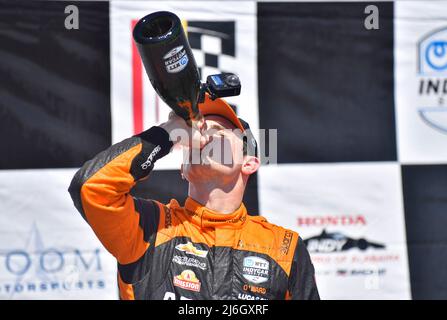 01. Mai 2022: Arrow McLaren SP-Chevrolet-Fahrer Pato OÕWard trinkt Champagner, nachdem er den Honda Indy Grand Prix von Alabama in der NTT IndyCar Series im Barber Motorsports Park in Leeds, AL, gewonnen hat. Austin McAfee/CSM Stockfoto