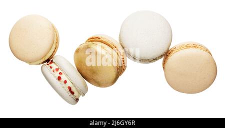 Isoliert auf weißem Hintergrund weiße, gelbe, goldene Macaronkeks fliegen, fallen in Bewegung oder schweben. Bunte, süße kleine französische Makronen-Kuchen. Fünf volle Cookies isolieren. Hochwertige Fotos Stockfoto