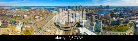 Charlestown historischen Bezirk Luftaufnahme einschließlich Bunker Hill Momument und Mystic River mit Maurice Tobin Bridge in der Stadt Boston, Massachusetts M Stockfoto