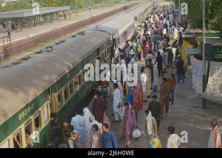 30. April 2022, Lahore, Punjab, Pakistan: Pakistanische Menschen fahren mit einem überfüllten Personenzug in ihre Dörfer und Städte, um das muslimische Weihnachtsfest Eid al-Fitr in Lahore zu feiern. Muslime auf der ganzen Welt bereiten sich darauf vor, den Eid al-Fitr zu feiern, der das Ende des Fastenmonats Ramadan markiert. (Bild: © Rana Sajid Hussain/Pacific Press via ZUMA Press Wire) Stockfoto