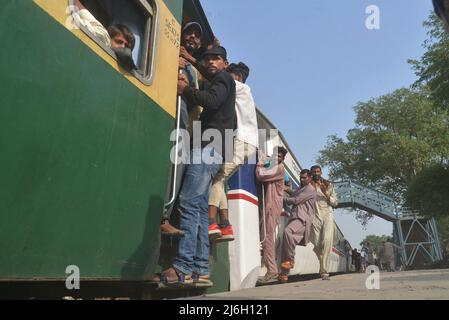 30. April 2022, Lahore, Punjab, Pakistan: Pakistanische Menschen fahren mit einem überfüllten Personenzug in ihre Dörfer und Städte, um das muslimische Weihnachtsfest Eid al-Fitr in Lahore zu feiern. Muslime auf der ganzen Welt bereiten sich darauf vor, den Eid al-Fitr zu feiern, der das Ende des Fastenmonats Ramadan markiert. (Bild: © Rana Sajid Hussain/Pacific Press via ZUMA Press Wire) Stockfoto