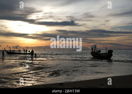 Mitglieder einer Fischerfamilie bereiten Boote für eine Nachtreise zum Andamanensee vor Stockfoto