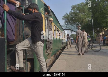 30. April 2022, Lahore, Punjab, Pakistan: Pakistanische Menschen fahren mit einem überfüllten Personenzug in ihre Dörfer und Städte, um das muslimische Weihnachtsfest Eid al-Fitr in Lahore zu feiern. Muslime auf der ganzen Welt bereiten sich darauf vor, den Eid al-Fitr zu feiern, der das Ende des Fastenmonats Ramadan markiert. (Bild: © Rana Sajid Hussain/Pacific Press via ZUMA Press Wire) Stockfoto