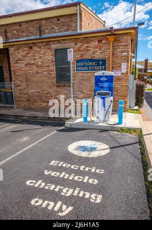 NRMA Elektrofahrzeug schnell Ladegerät hinter dem historischen Rathaus in Glen Innes im Norden von New South Wales, Australien Stockfoto