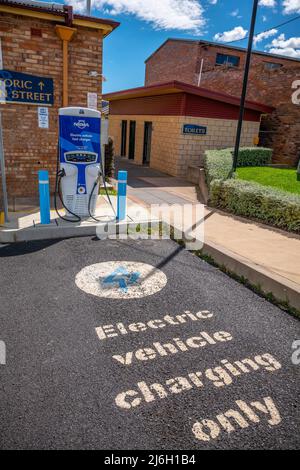 NRMA Elektrofahrzeug schnell Ladegerät hinter dem historischen Rathaus in Glen Innes im Norden von New South Wales, Australien Stockfoto