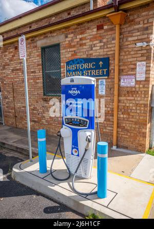 NRMA Elektrofahrzeug schnell Ladegerät hinter dem historischen Rathaus in Glen Innes im Norden von New South Wales, Australien Stockfoto