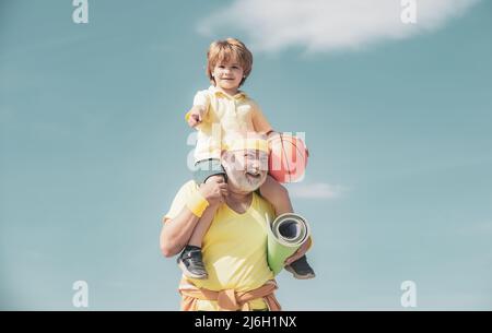 Familiensport. Gesundheitswesen Fröhlicher Lebensstil. Sport für Kinder. Großvater und Kind machen Morgenübungen. Körperpflege und Gesundheitswesen. Stockfoto