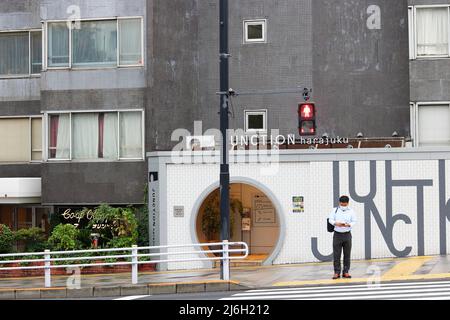 TOKIO, JAPAN - 13. Oktober 2021: Eingang zur Junction Harajuku, einem Co-Working-Event-Raum, der sich im Wohngebäude Co-Op Olympia von Harajuku befindet. Stockfoto