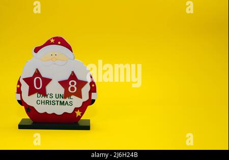 Der Weihnachtskalender zählt die Tage eines hölzernen Weihnachtsmannes Stockfoto