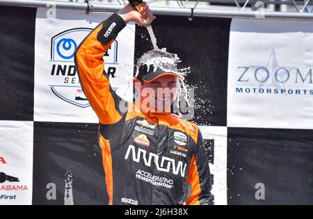 01. Mai 2022: Arrow McLaren SP-Chevrolet-Fahrer Pato OÕWard gießt Champagner auf seinen Kopf, nachdem er ein NTT IndyCar Series Rennen beim Honda Indy Grand Prix von Alabama im Barber Motorsports Park in Leeds, AL, gewonnen hat. Austin McAfee/CSM Stockfoto