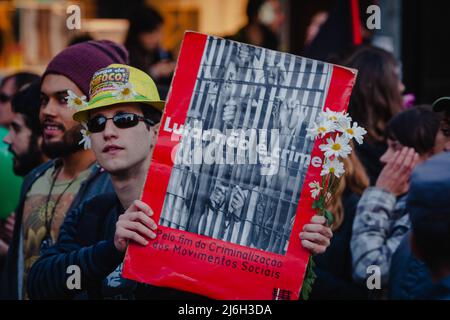 Sao Paulo, Brasilien. 28.. Mai 2011. Demonstranten marschieren während des "Marcha da Liberdade" (Freiheitsmarsch) in Sao Paulo, Brasilien. Trotz des Verbots konzentrierten sich die Demonstranten auf MASP. Nach einer anfänglichen Verzögerung des marsches nach Gesprächen zwischen der Polizei und den Führern des marsches wurde der Protest um 16:00 Uhr freigelassen, da es keine Entschuldigung für Drogen gibt. Der Freiheitsmarsch kam nach der Polizeirepression, die sich eine Woche zuvor beim Marcha da Maconha (Marjuana March) ereignete. Stockfoto