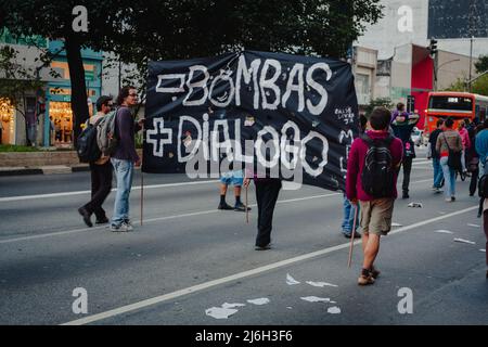 Sao Paulo, Brasilien. 28.. Mai 2011. Demonstranten marschieren während des "Marcha da Liberdade" (Freiheitsmarsch) in Sao Paulo, Brasilien. Trotz des Verbots konzentrierten sich die Demonstranten auf MASP. Nach einer anfänglichen Verzögerung des marsches nach Gesprächen zwischen der Polizei und den Führern des marsches wurde der Protest um 16:00 Uhr freigelassen, da es keine Entschuldigung für Drogen gibt. Der Freiheitsmarsch kam nach der Polizeirepression, die sich eine Woche zuvor beim Marcha da Maconha (Marjuana March) ereignete. Stockfoto