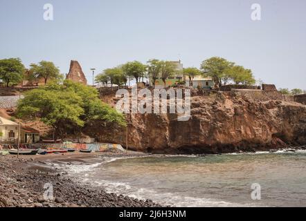 Lokaler Strand mit Steinen in einem der Dörfer Velha auf der Cabo Verde Insel Santiago an einem sonnigen Herbsttag. Stockfoto