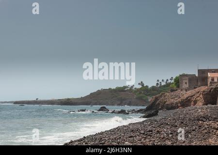 Lokaler Strand mit Steinen in einem der Dörfer Velha auf der Cabo Verde Insel Santiago an einem sonnigen Herbsttag. Stockfoto