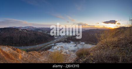 Blick von oben auf den Steinbruch in Lukovica, Blick auf das laibacher Becken mit Domzale im Hintergrund. Spätabends. Stockfoto