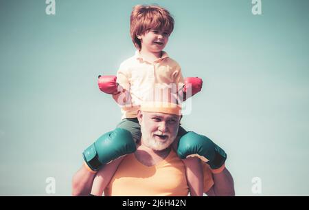 Gesunder Kämpfer Großvater und Enkel mit Boxhandschuhen. Großvater und Enkel machen morgens ein Boxtraining. Stockfoto