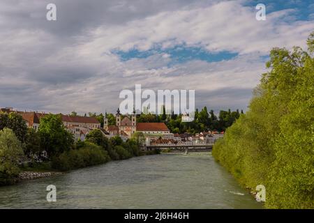 Schönes Panorama der Stadt Steyr in Oberösterreich, die sich über dem Fluss Enns am grünen Flussufer erhebt. Stockfoto