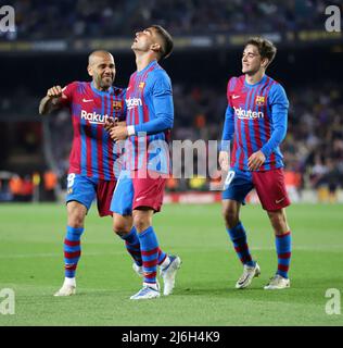 Barcelona, Spanien. 1. Mai 2022, Sabadell, Barcelona, Spanien: Barcelona Spanien 01.05.2022 Gavi Paez (FC Barcelona), Ferran Torres (FC Barcelona) und Dani Alves (FC Barcelona) feiert nach dem Scoring seiner teamâ €˜s Ziel während der La Liga Santander zwischen FC Barcelona und RCD Mallorca im Camp Nou am 01. Mai 2022 in Barcelona. (Bild: © Xavi Urgeles/ZUMA Press Wire) Bild: ZUMA Press, Inc./Alamy Live News Stockfoto