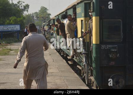30. April 2022, Lahore, Punjab, Pakistan: Pakistanische Menschen fahren mit einem überfüllten Personenzug in ihre Dörfer und Städte, um das muslimische Weihnachtsfest Eid al-Fitr in Lahore zu feiern. Muslime auf der ganzen Welt bereiten sich darauf vor, den Eid al-Fitr zu feiern, der das Ende des Fastenmonats Ramadan markiert. (Bild: © Rana Sajid Hussain/Pacific Press via ZUMA Press Wire) Stockfoto
