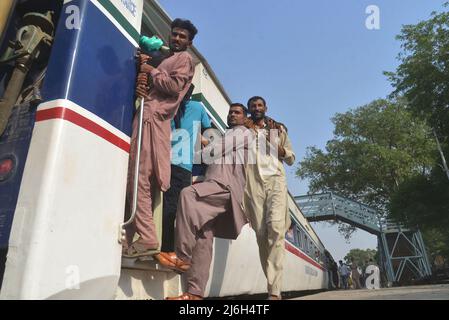 30. April 2022, Lahore, Punjab, Pakistan: Pakistanische Menschen fahren mit einem überfüllten Personenzug in ihre Dörfer und Städte, um das muslimische Weihnachtsfest Eid al-Fitr in Lahore zu feiern. Muslime auf der ganzen Welt bereiten sich darauf vor, den Eid al-Fitr zu feiern, der das Ende des Fastenmonats Ramadan markiert. (Bild: © Rana Sajid Hussain/Pacific Press via ZUMA Press Wire) Stockfoto
