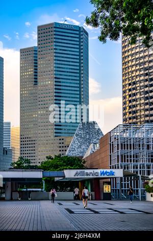 Millenia Walk ist ein modernes Einkaufszentrum mit Modegeschäften, globalen Restaurants und einem Harvey Norman-Geschäft für Möbelelektronik. Stockfoto