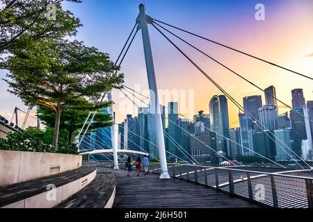Machen Sie einen Spaziergang über die Shoppes Mall, die zu Gardens by the Bay führt. Stockfoto