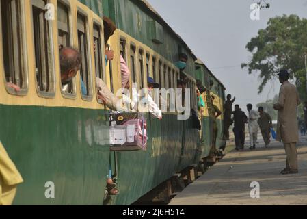 30. April 2022, Lahore, Punjab, Pakistan: Pakistanische Menschen fahren mit einem überfüllten Personenzug in ihre Dörfer und Städte, um das muslimische Weihnachtsfest Eid al-Fitr in Lahore zu feiern. Muslime auf der ganzen Welt bereiten sich darauf vor, den Eid al-Fitr zu feiern, der das Ende des Fastenmonats Ramadan markiert. (Bild: © Rana Sajid Hussain/Pacific Press via ZUMA Press Wire) Stockfoto