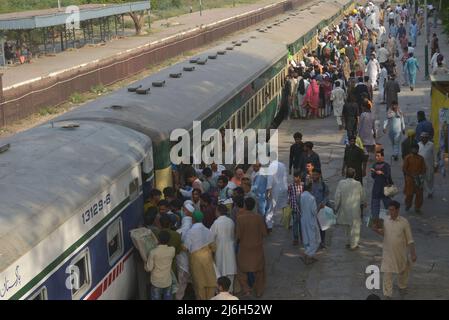 30. April 2022, Lahore, Punjab, Pakistan: Pakistanische Menschen fahren mit einem überfüllten Personenzug in ihre Dörfer und Städte, um das muslimische Weihnachtsfest Eid al-Fitr in Lahore zu feiern. Muslime auf der ganzen Welt bereiten sich darauf vor, den Eid al-Fitr zu feiern, der das Ende des Fastenmonats Ramadan markiert. (Bild: © Rana Sajid Hussain/Pacific Press via ZUMA Press Wire) Stockfoto