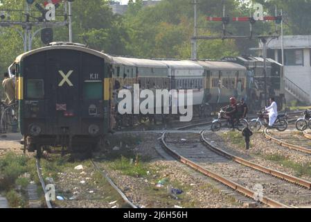 30. April 2022, Lahore, Punjab, Pakistan: Pakistanische Menschen fahren mit einem überfüllten Personenzug in ihre Dörfer und Städte, um das muslimische Weihnachtsfest Eid al-Fitr in Lahore zu feiern. Muslime auf der ganzen Welt bereiten sich darauf vor, den Eid al-Fitr zu feiern, der das Ende des Fastenmonats Ramadan markiert. (Bild: © Rana Sajid Hussain/Pacific Press via ZUMA Press Wire) Stockfoto
