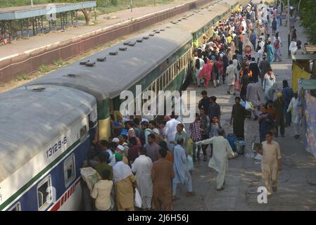 30. April 2022, Lahore, Punjab, Pakistan: Pakistanische Menschen fahren mit einem überfüllten Personenzug in ihre Dörfer und Städte, um das muslimische Weihnachtsfest Eid al-Fitr in Lahore zu feiern. Muslime auf der ganzen Welt bereiten sich darauf vor, den Eid al-Fitr zu feiern, der das Ende des Fastenmonats Ramadan markiert. (Bild: © Rana Sajid Hussain/Pacific Press via ZUMA Press Wire) Stockfoto