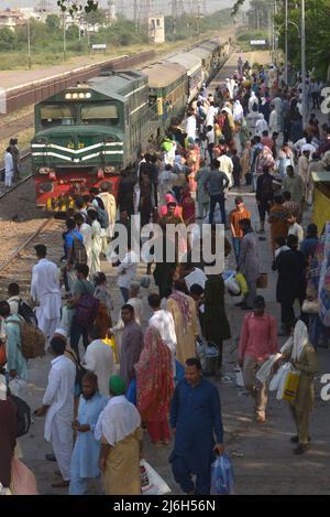30. April 2022, Lahore, Punjab, Pakistan: Pakistanische Menschen fahren mit einem überfüllten Personenzug in ihre Dörfer und Städte, um das muslimische Weihnachtsfest Eid al-Fitr in Lahore zu feiern. Muslime auf der ganzen Welt bereiten sich darauf vor, den Eid al-Fitr zu feiern, der das Ende des Fastenmonats Ramadan markiert. (Bild: © Rana Sajid Hussain/Pacific Press via ZUMA Press Wire) Stockfoto