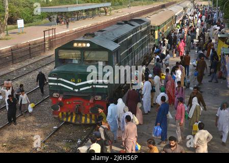 30. April 2022, Lahore, Punjab, Pakistan: Pakistanische Menschen fahren mit einem überfüllten Personenzug in ihre Dörfer und Städte, um das muslimische Weihnachtsfest Eid al-Fitr in Lahore zu feiern. Muslime auf der ganzen Welt bereiten sich darauf vor, den Eid al-Fitr zu feiern, der das Ende des Fastenmonats Ramadan markiert. (Bild: © Rana Sajid Hussain/Pacific Press via ZUMA Press Wire) Stockfoto