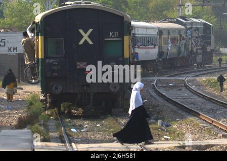 30. April 2022, Lahore, Punjab, Pakistan: Pakistanische Menschen fahren mit einem überfüllten Personenzug in ihre Dörfer und Städte, um das muslimische Weihnachtsfest Eid al-Fitr in Lahore zu feiern. Muslime auf der ganzen Welt bereiten sich darauf vor, den Eid al-Fitr zu feiern, der das Ende des Fastenmonats Ramadan markiert. (Bild: © Rana Sajid Hussain/Pacific Press via ZUMA Press Wire) Stockfoto