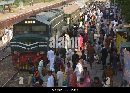 30. April 2022, Lahore, Punjab, Pakistan: Pakistanische Menschen fahren mit einem überfüllten Personenzug in ihre Dörfer und Städte, um das muslimische Weihnachtsfest Eid al-Fitr in Lahore zu feiern. Muslime auf der ganzen Welt bereiten sich darauf vor, den Eid al-Fitr zu feiern, der das Ende des Fastenmonats Ramadan markiert. (Bild: © Rana Sajid Hussain/Pacific Press via ZUMA Press Wire) Stockfoto