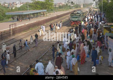 30. April 2022, Lahore, Punjab, Pakistan: Pakistanische Menschen fahren mit einem überfüllten Personenzug in ihre Dörfer und Städte, um das muslimische Weihnachtsfest Eid al-Fitr in Lahore zu feiern. Muslime auf der ganzen Welt bereiten sich darauf vor, den Eid al-Fitr zu feiern, der das Ende des Fastenmonats Ramadan markiert. (Bild: © Rana Sajid Hussain/Pacific Press via ZUMA Press Wire) Stockfoto