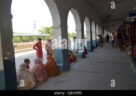 30. April 2022, Lahore, Punjab, Pakistan: Pakistanische Menschen fahren mit einem überfüllten Personenzug in ihre Dörfer und Städte, um das muslimische Weihnachtsfest Eid al-Fitr in Lahore zu feiern. Muslime auf der ganzen Welt bereiten sich darauf vor, den Eid al-Fitr zu feiern, der das Ende des Fastenmonats Ramadan markiert. (Bild: © Rana Sajid Hussain/Pacific Press via ZUMA Press Wire) Stockfoto