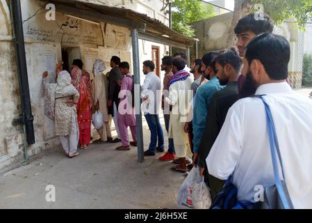 30. April 2022, Lahore, Punjab, Pakistan: Pakistanische Menschen fahren mit einem überfüllten Personenzug in ihre Dörfer und Städte, um das muslimische Weihnachtsfest Eid al-Fitr in Lahore zu feiern. Muslime auf der ganzen Welt bereiten sich darauf vor, den Eid al-Fitr zu feiern, der das Ende des Fastenmonats Ramadan markiert. (Bild: © Rana Sajid Hussain/Pacific Press via ZUMA Press Wire) Stockfoto