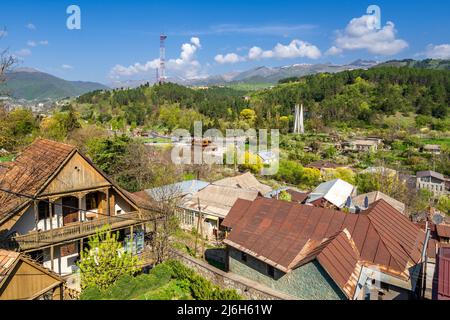 Dilijan, Armenien - 28. April 2022 - schöne Aussicht auf Dilijan Stadt in Armenien mit Bergen und blauem Himmel im Hintergrund Stockfoto