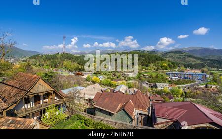 Dilijan, Armenien - 28. April 2022 - schöne Aussicht auf Dilijan Stadt in Armenien mit Bergen und blauem Himmel im Hintergrund Stockfoto