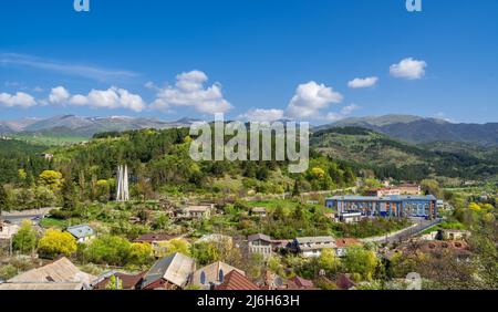 Dilijan, Armenien - 28. April 2022 - schöne Aussicht auf Dilijan Stadt in Armenien mit Bergen und blauem Himmel im Hintergrund Stockfoto