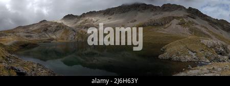 Ein Panoramabild des Lake Mavis unter Mt Oats, im Arthurs Pass National Park Stockfoto