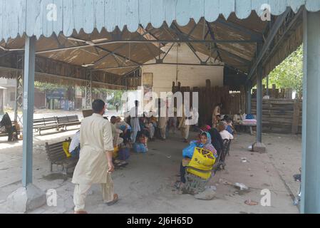 30. April 2022, Lahore, Punjab, Pakistan: Pakistanische Menschen fahren mit einem überfüllten Personenzug in ihre Dörfer und Städte, um das muslimische Weihnachtsfest Eid al-Fitr in Lahore zu feiern. Muslime auf der ganzen Welt bereiten sich darauf vor, den Eid al-Fitr zu feiern, der das Ende des Fastenmonats Ramadan markiert. (Bild: © Rana Sajid Hussain/Pacific Press via ZUMA Press Wire) Stockfoto