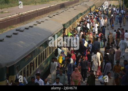 30. April 2022, Lahore, Punjab, Pakistan: Pakistanische Menschen fahren mit einem überfüllten Personenzug in ihre Dörfer und Städte, um das muslimische Weihnachtsfest Eid al-Fitr in Lahore zu feiern. Muslime auf der ganzen Welt bereiten sich darauf vor, den Eid al-Fitr zu feiern, der das Ende des Fastenmonats Ramadan markiert. (Bild: © Rana Sajid Hussain/Pacific Press via ZUMA Press Wire) Stockfoto