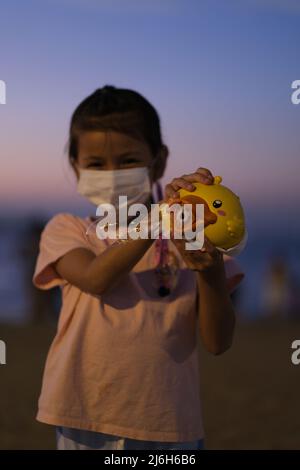 Pattaya, Chonburi Thailand - Dezember 11 2021: Asiatisches Mädchen lacht, während sie eine automatische Seifenblasen-Pistole verwendet Stockfoto