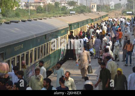 30. April 2022, Lahore, Punjab, Pakistan: Pakistanische Menschen fahren mit einem überfüllten Personenzug in ihre Dörfer und Städte, um das muslimische Weihnachtsfest Eid al-Fitr in Lahore zu feiern. Muslime auf der ganzen Welt bereiten sich darauf vor, den Eid al-Fitr zu feiern, der das Ende des Fastenmonats Ramadan markiert. (Bild: © Rana Sajid Hussain/Pacific Press via ZUMA Press Wire) Stockfoto